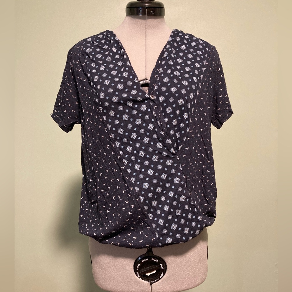 Lucky Brand Maternity Wrap top, Vneck short sleeve, size Medium